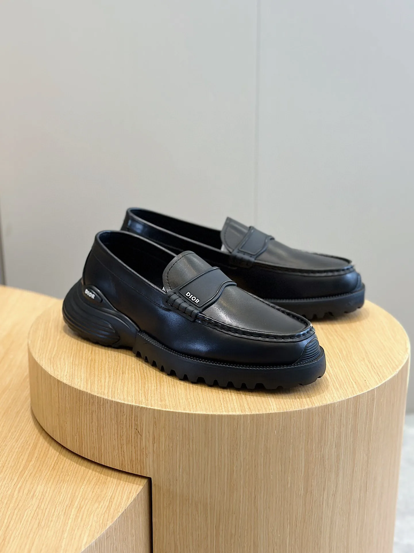 Factory price: 540💰◾️▫️Dior Combat Derby shoes are a new product in the 2024 spring men's wear series, presenting a mixed style that combines fashion design with sports elements. Crafted from black buffed calfskin leather with beige and black Oblique print panels on the sides and tongue. Designed with laces and technical zipper closure, the lightweight mixed-style sole highlights the charm of high-end customization. The Dior signature on the side enhances the style and will add a trendy touch to any look this season. Size: 39-44 (customized at 38.45)